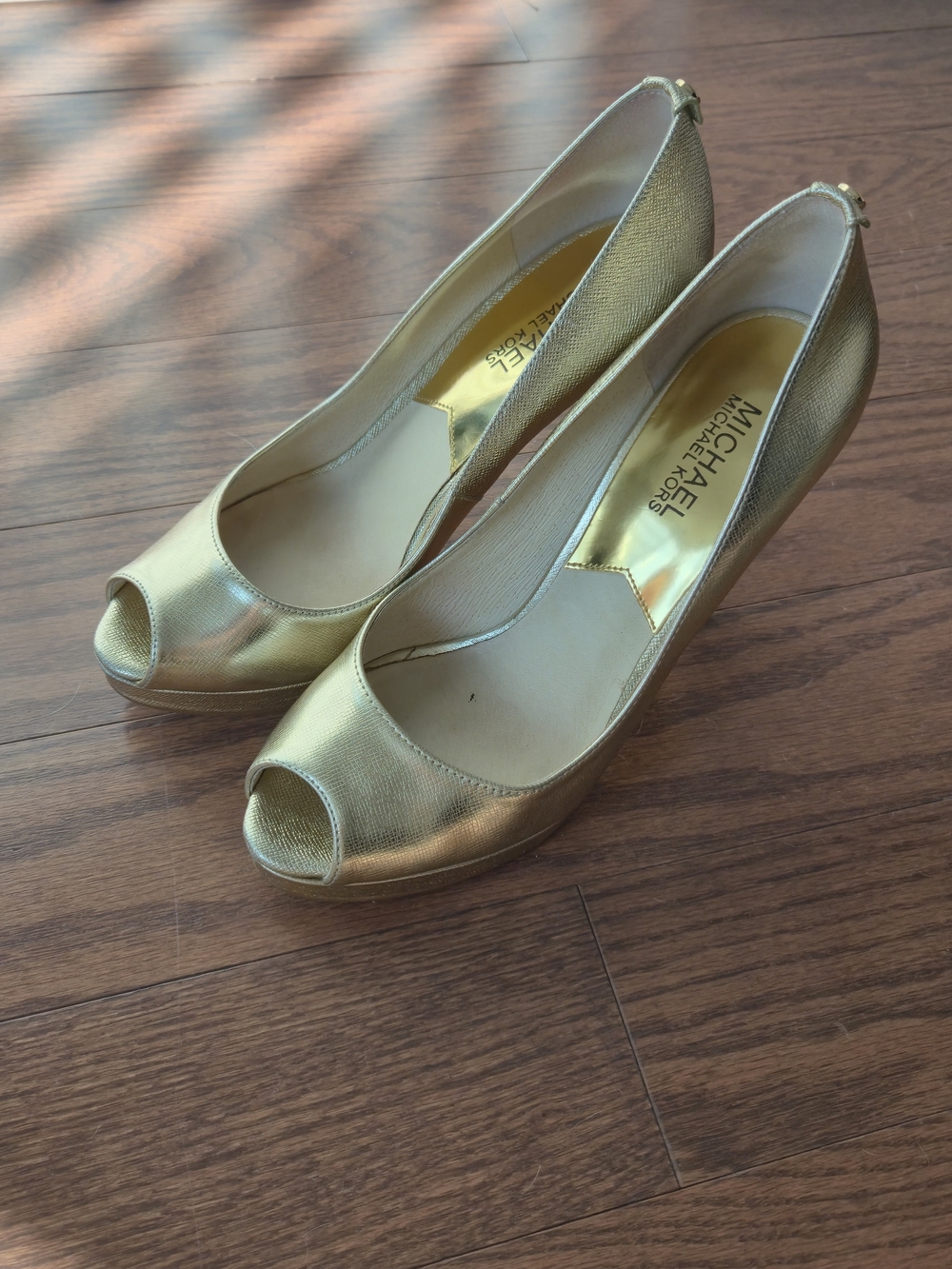 MICHAEL Michael Kors Gold Peep-Toe Pumps Size 7,5 M